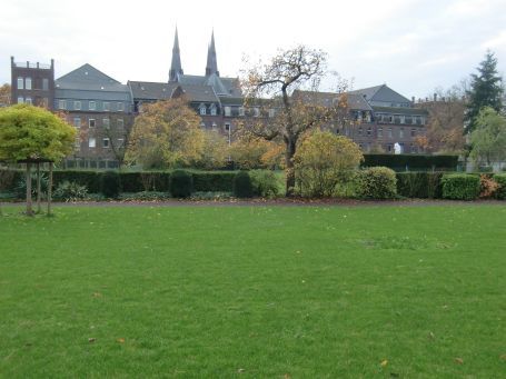 Steyl : Missionshaus- und Doppelkirche St. Michael von der Parkanlage aus gesehen
